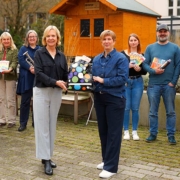 Birgit Feldmann (Mitte links) und Kerstin Mallwitz (Mitte rechts) freuen sich gemeinsam mit allen AkteurInnen auf ein buntes Kulturrucksack-Jahr