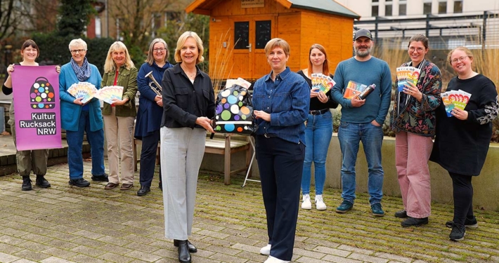 Birgit Feldmann (Mitte links) und Kerstin Mallwitz (Mitte rechts) freuen sich gemeinsam mit allen AkteurInnen auf ein buntes Kulturrucksack-Jahr