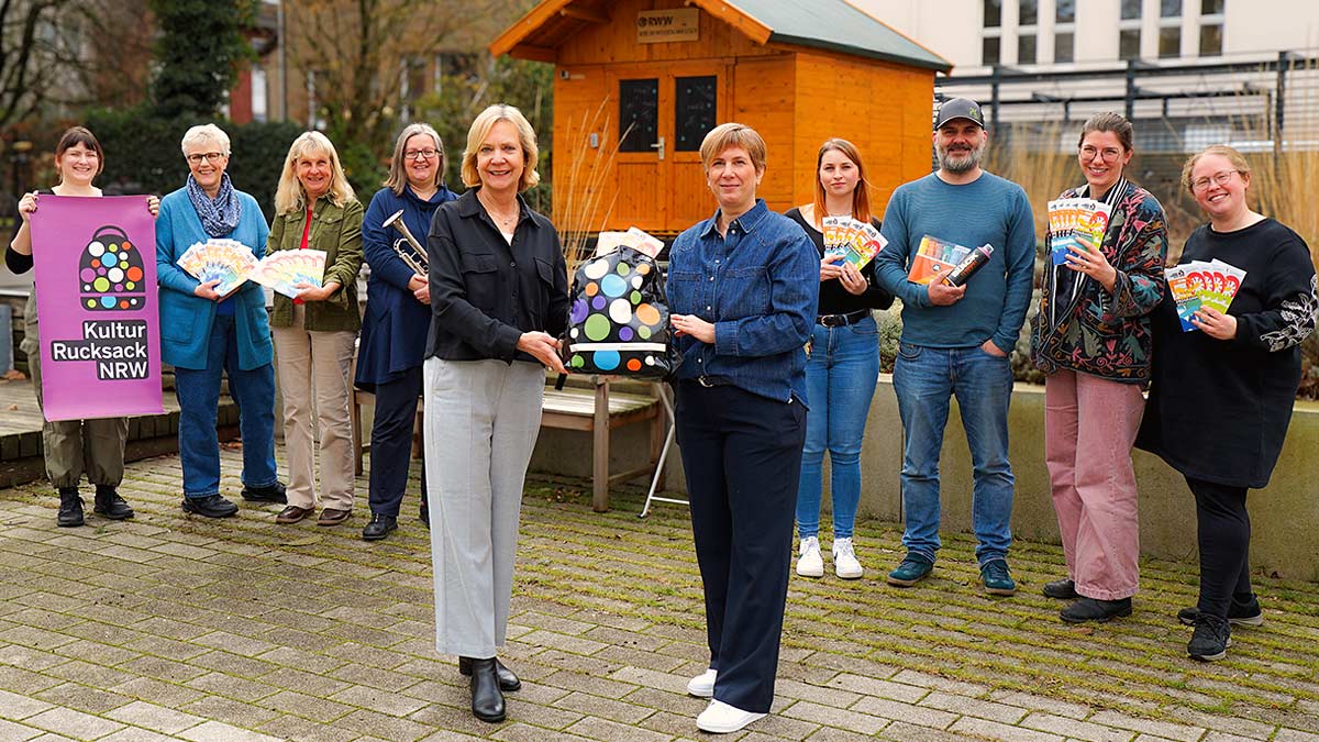 Birgit Feldmann (Mitte links) und Kerstin Mallwitz (Mitte rechts) freuen sich gemeinsam mit allen AkteurInnen auf ein buntes Kulturrucksack-Jahr