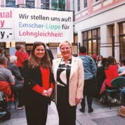 Bottroper Gleichstellungsbeauftragte Susanne Lehmann und Bürgermeisterin Monika Budke machen sich gemeinsam mit dem FAGEL Netzwerk für Entgelttransparenz stark. © Stadt Bottrop