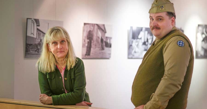 Heike Biskup hat mit Philipp Seibert die Ausstellung zusammengestellt. Seibert trägt die Nachbildung einer US-Army-Uniform. Foto: Stadt Bottrop
