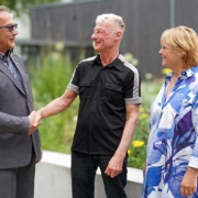 Kulturdezernent Jochen Brunnhofer beglückwünscht gemeinsam mit Kulturamtsleiterin Martina Schilling-Graef den diesjährigen Kulturpreisträger Dr. Gerd-Heinz Stevens. Foto: Stadt Bottrop
