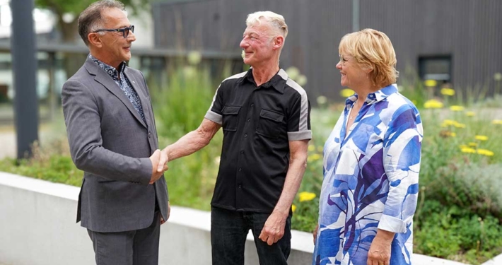 Kulturdezernent Jochen Brunnhofer beglückwünscht gemeinsam mit Kulturamtsleiterin Martina Schilling-Graef den diesjährigen Kulturpreisträger Dr. Gerd-Heinz Stevens. Foto: Stadt Bottrop