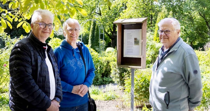Vorstellen der 14. Gedichtstaffel am Hof Jünger mit Hermann Reinbold (M.), Uwe Schipper (r.) und Reinhardt Esch, ein guter Freund des Hofs Jünger. Foto: Valerie Misz
