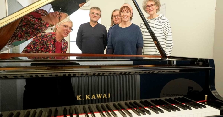 Imke Post vom Förderverein (v.l.), die Musikschuldozenten Roland Miosga, Christina Hanisch, Gisela Hegewald, und Petra Reichrath präsentieren die aufwendige Spende des Fördervereins. Foto Stadt Bottrop