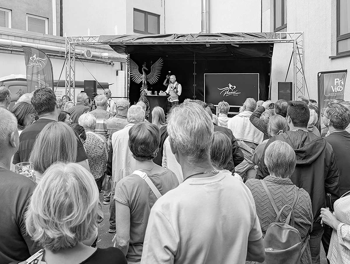 Projektentwickler Oliver Helmke stellt im Innenhof sein Konzept vor. Foto: Udo Schucker.