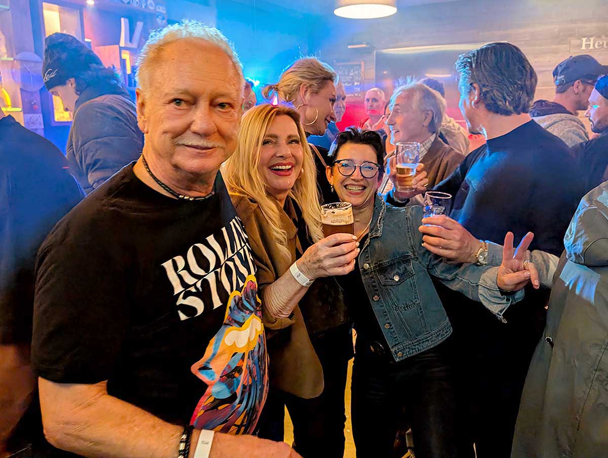 Angela und Manfred Süselbeck (Bodega) tanzen gemeinsam mit Besuchern aus Antwerpen ausgelassen durch die Nacht. Foto: Udo Schucker