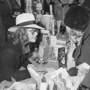 Hildegard Knef signiert Bücher in Amsterdam. Foto: Croes, Rob C. / Anefo, CC0, via Wikimedia Commons