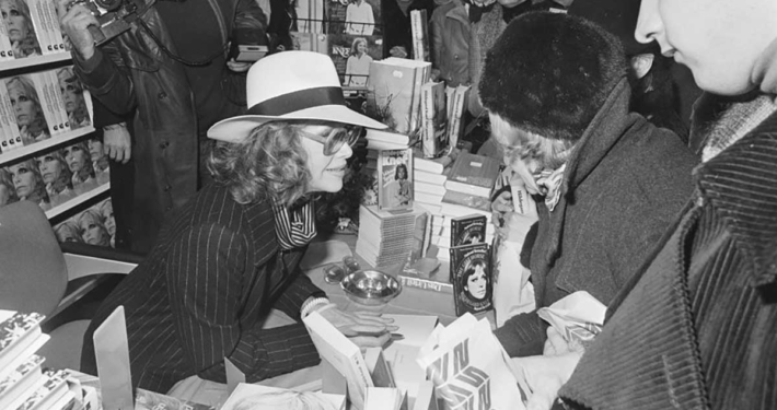Hildegard Knef signiert Bücher in Amsterdam. Foto: Croes, Rob C. / Anefo, CC0, via Wikimedia Commons