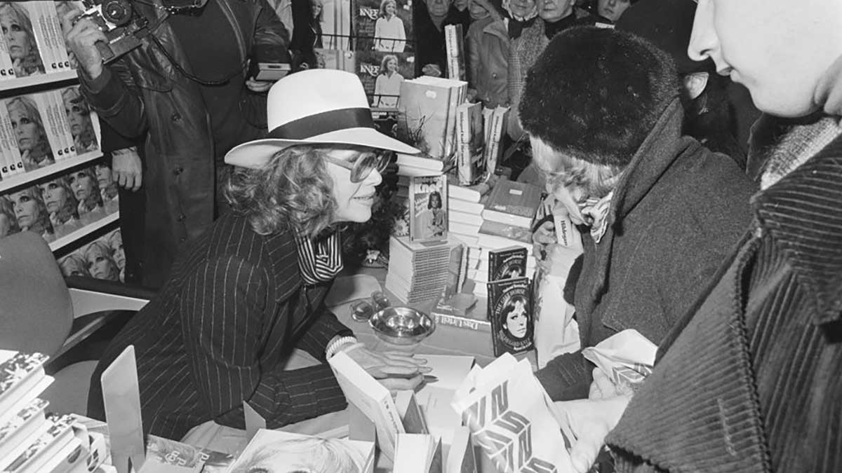 Hildegard Knef signiert Bücher in Amsterdam. Foto: Croes, Rob C. / Anefo, CC0, via Wikimedia Commons