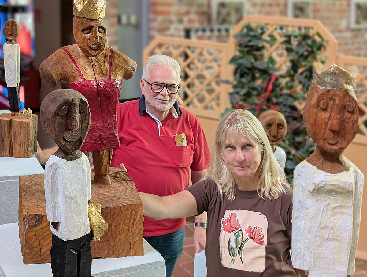 Heike Biskup und Dirk Helmke mit einigen Königsfiguren von Ralf Knoblauch. Foto: Udo Schucker Heike Biskup und Dirk Helmke mit einigen Königsfiguren von Ralf Knoblauch. Fotos: Udo Schucker