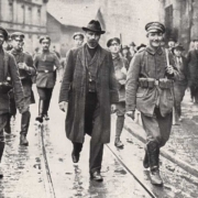 Abführung Alois Fulneczek durch Freikorpsmitglieder wenige Stunden vor seinem Tod. Foto: Robert Sennecke (1885-1940) (attributed to), Public domain, via Wikimedia Commons