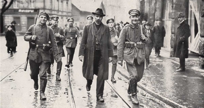 Abführung Alois Fulneczek durch Freikorpsmitglieder wenige Stunden vor seinem Tod. Foto: Robert Sennecke (1885-1940) (attributed to), Public domain, via Wikimedia Commons