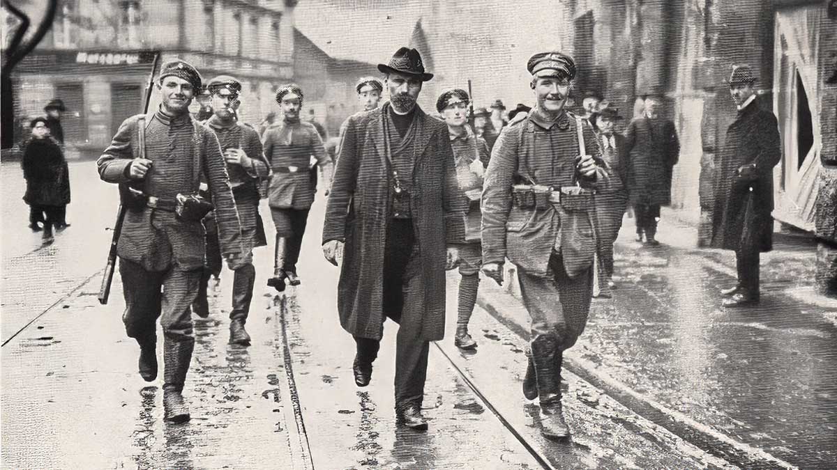 Abführung Alois Fulneczek durch Freikorpsmitglieder wenige Stunden vor seinem Tod. Foto: Robert Sennecke (1885-1940) (attributed to), Public domain, via Wikimedia Commons