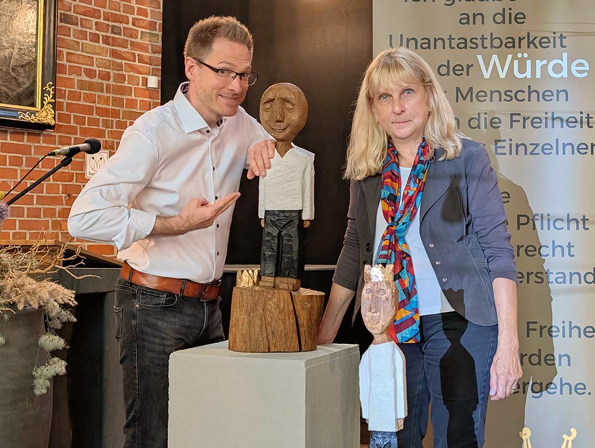 Benjamin Eisenberg und Stadtarchivarin Heike Biskup. Foto: Udo Schucker